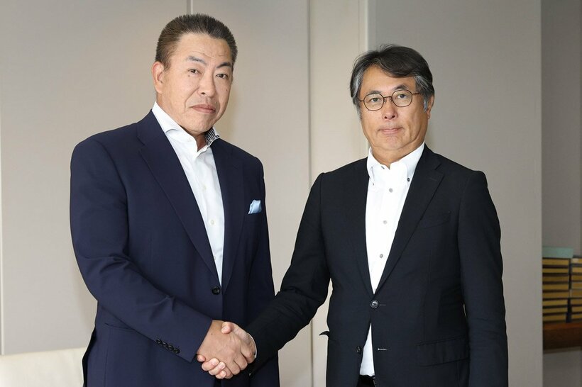 井上一樹監督（左）と大島宇一郎オーナー