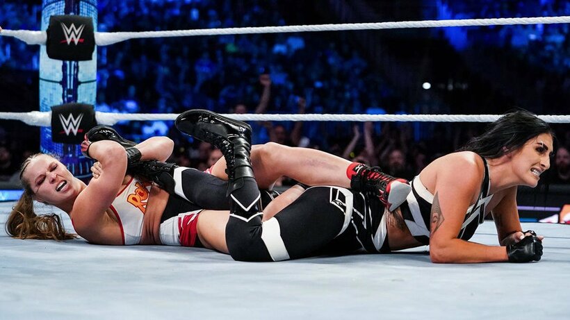  ロンダ・ラウジー（左）はソーニャ・デビルをアンクルロックでタップさせた(©2022 WWE, Inc. All Rights Reserved.)