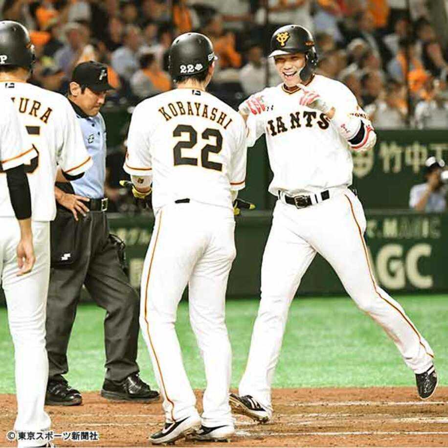  満塁弾を放った坂本勇（右）は満面の笑みで生還