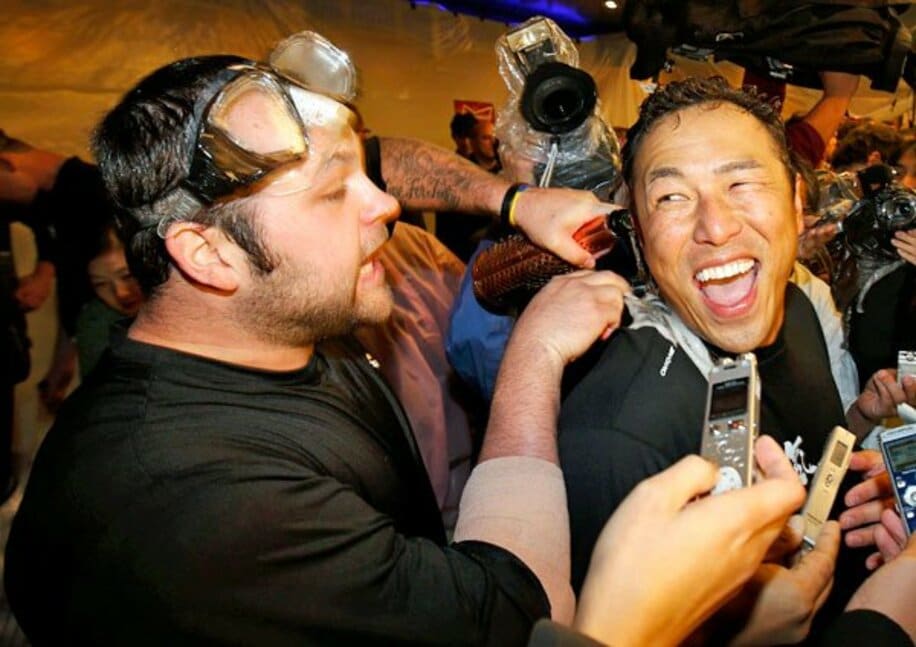  ジョバ・チェンバレン（左）にシャンパンを背中にかけられるヤンキース・黒田(ロイター)
