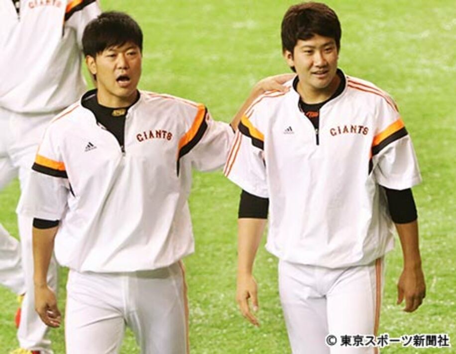 来季の開幕投手を争う内海（左）と菅野
