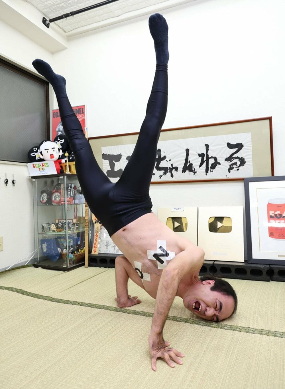 新年早々めでたい！ 得意の三点倒立