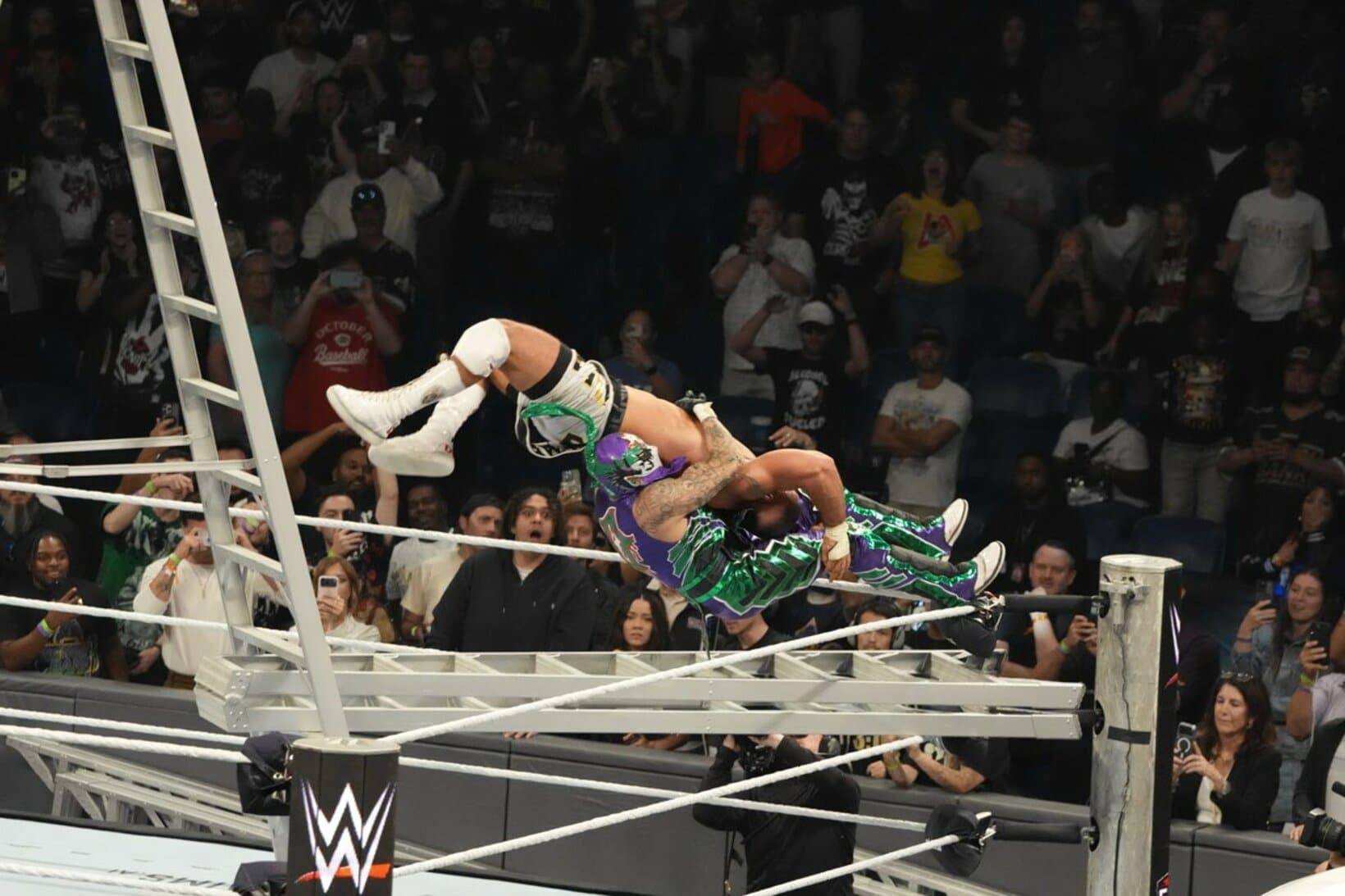 ペンタ（下）はラダー上でブロン・ブレイカーをメキシカンデストロイヤーで叩きつける©WWE