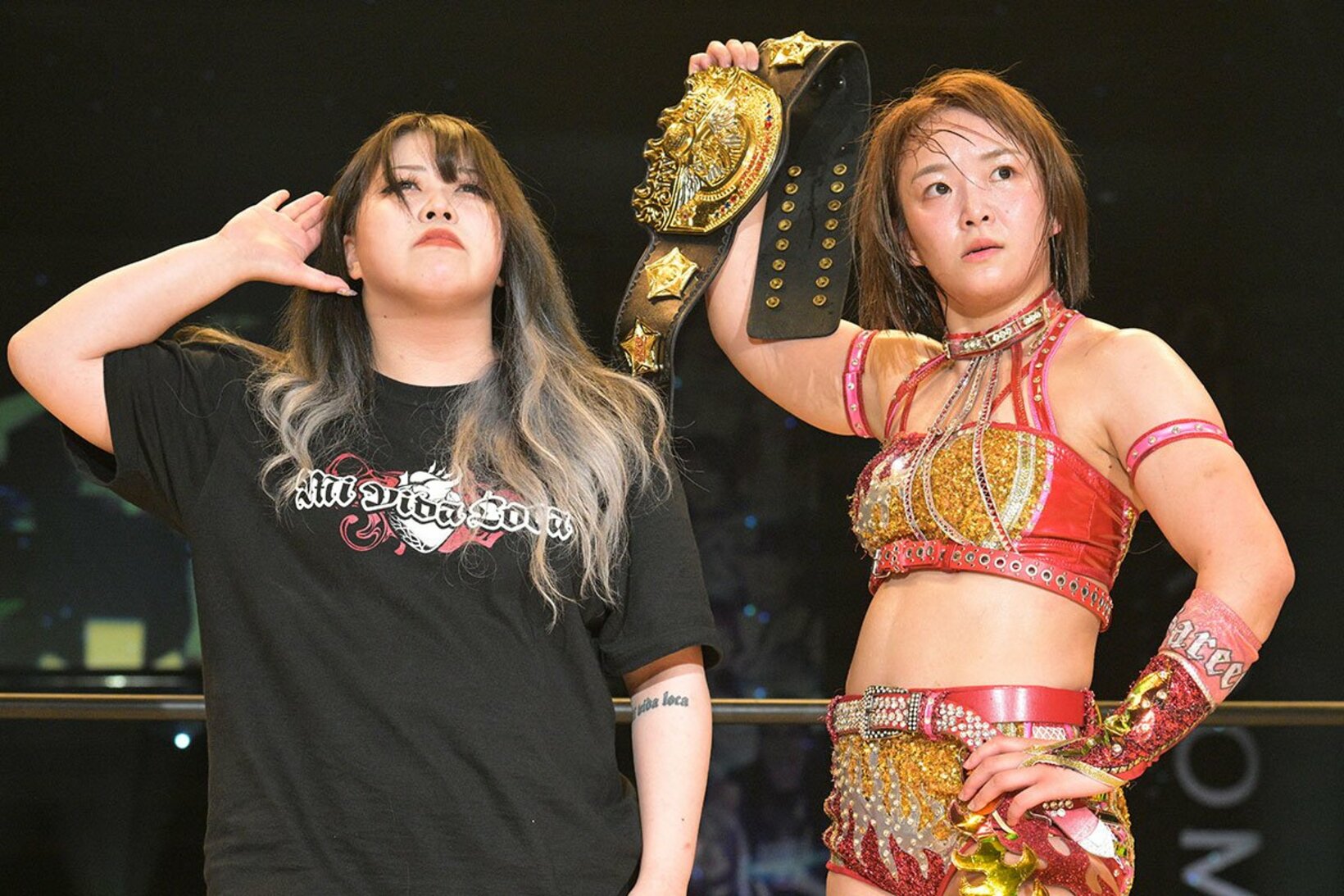 ブーイングに耳を澄ます鈴季すず(左)と王者Sareee