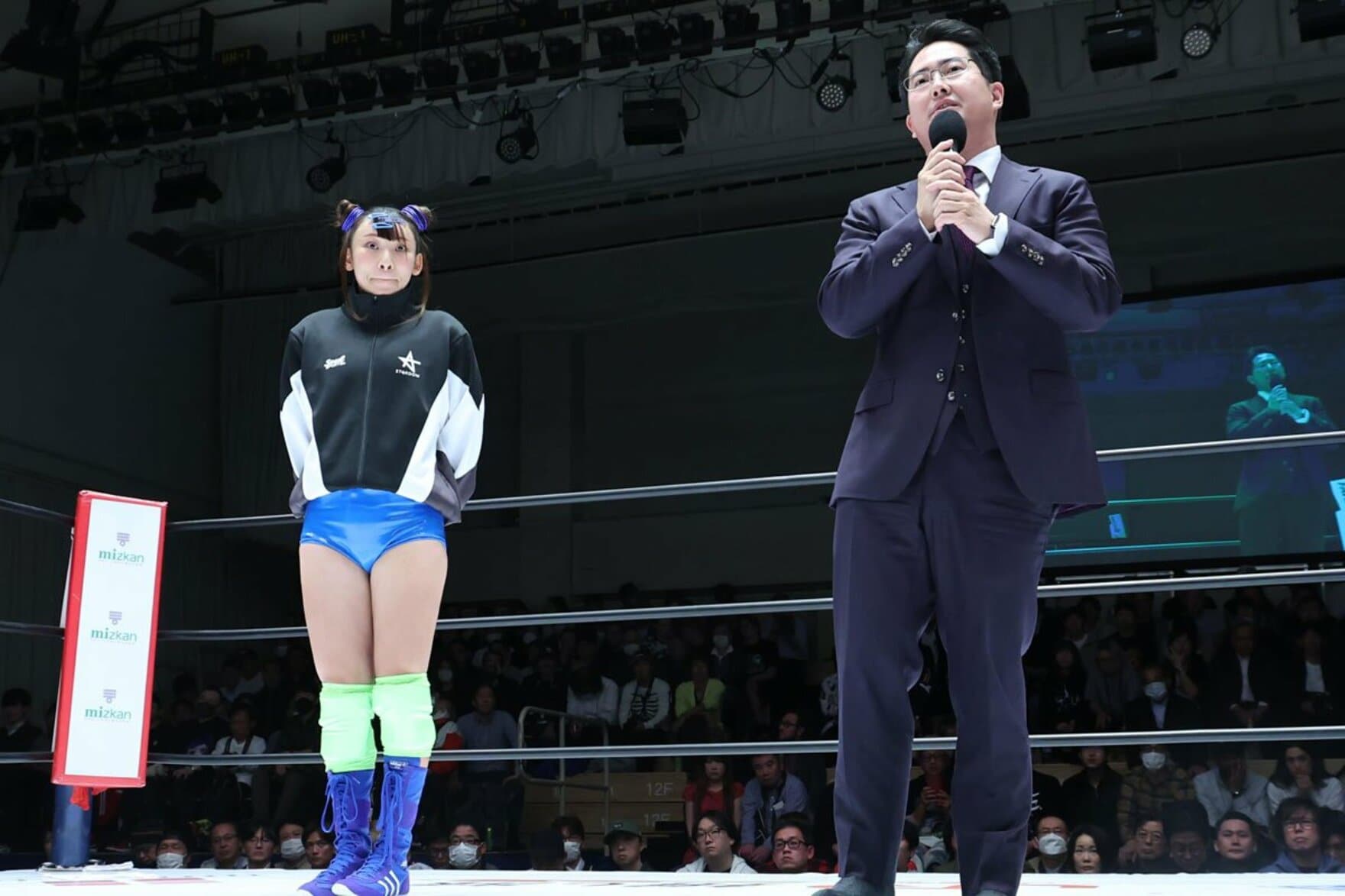 後楽園大会に電撃登場したフワちゃん（左）と岡田太郎社長
