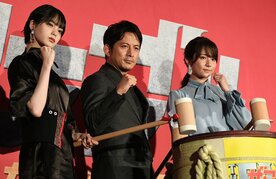 左から平手友梨奈、岡田准一、木村文乃