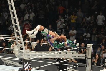 ペンタ（下）はラダー上でブロン・ブレイカーをメキシカンデストロイヤーで叩きつける©WWE