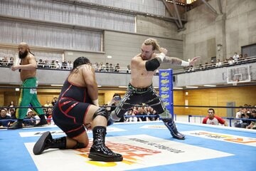 ジェフ・コブ(左)にヒドゥンブレードをブチ込むオスプレイ