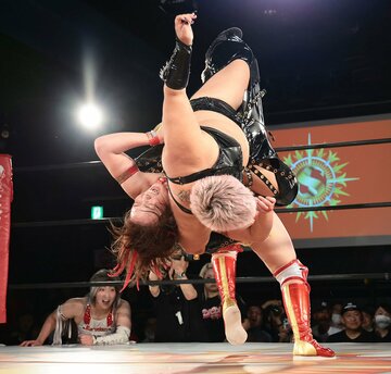 刀羅ナツコ(右)を裏投げで仕留めたSareee