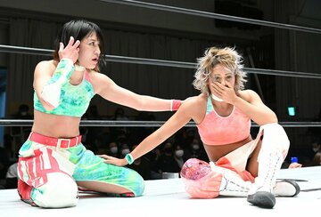  試合に敗れ呆然とする朱里(左)とジュリア(東スポWeb)