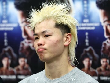 試合後の会見で記者の質問に答える那須川