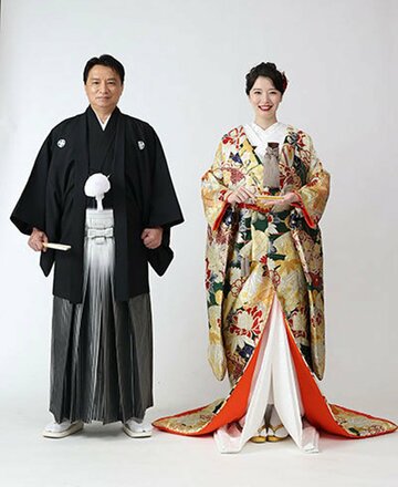  ホームページで公開した晴れ姿の西岡市長（左）と友寄のツーショット