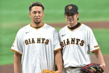 亀井善行コーチ（右）と撮影に応じる中島宏之氏