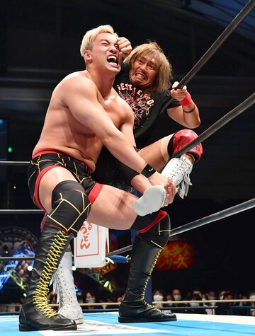  王者・オカダ(左)とやり合う内藤（東スポWeb）