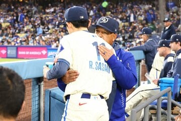 ドジャース・ロバーツ監督(右)と佐々木朗希