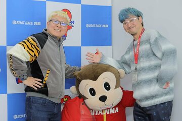 マリブ鈴木（左）と宮崎経督記者