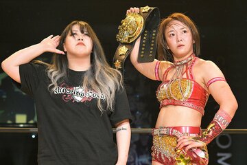 ブーイングに耳を澄ます鈴季すず(左)と王者Sareee