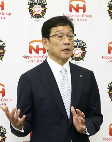  オーナー報告を終え取材に応じる日本ハム・栗山監督