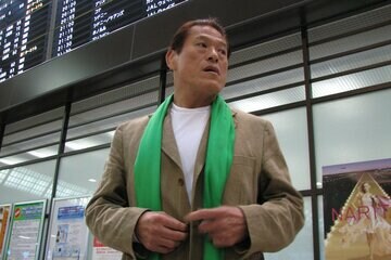 成田空港で会見する猪木さん（２００７年）