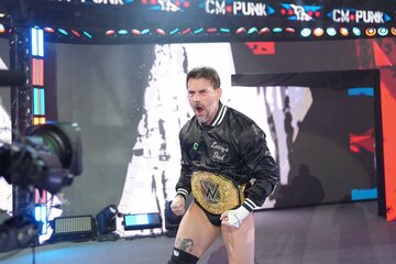 CMパンクの入場用ブルゾンの左胸には「ラリーのパパ」とししゅうされていた ⒸWWE