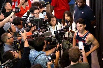 河村勇輝（右＝ロイター）