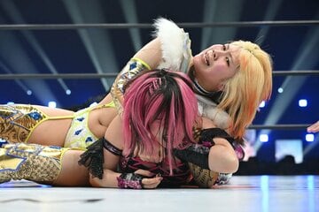 妹の吏南(下)に昨年のリベンジを果たした羽南（©STARDOM）