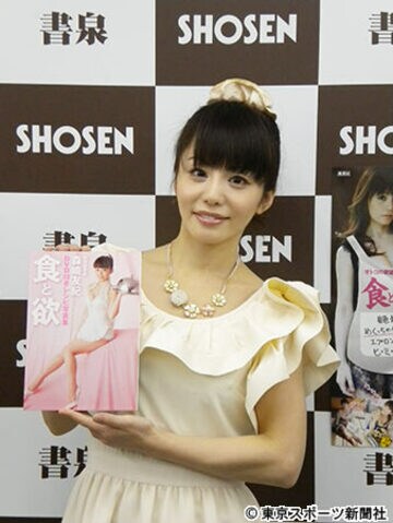  写真集の発売記念イベントに登場した森崎友紀