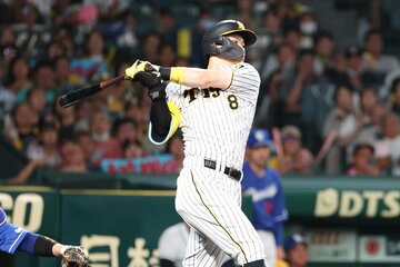 初回、適時打を放った佐藤輝明