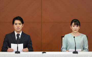  眞子さん（右）と小室圭さん（代表撮影）