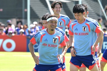 日の丸のヘアバンドをして練習する長友佑都
