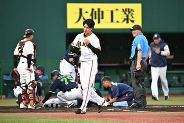 危険球退場となった西舘勇陽（中）