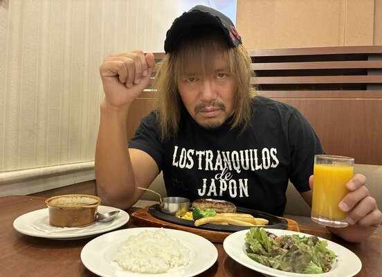 ファミレスで取材に応じた内藤哲也