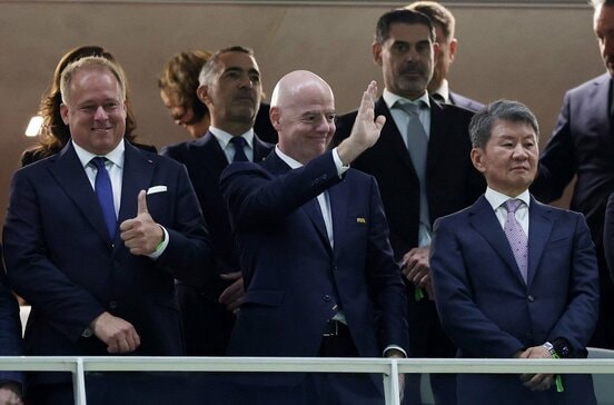 韓国サッカー協会の鄭夢奎会長(前列右=ロイター)