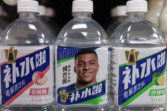 エムバペをパッケージに起用した中国の飲料水(ロイター)