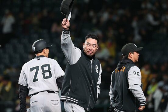 甲子園のG党へ帽子を取ってあいさつする阿部監督
