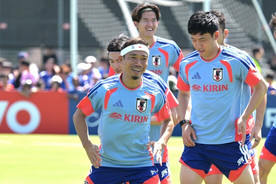 日の丸のヘアバンドをして練習する長友佑都