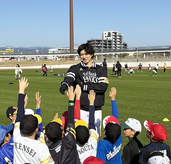 野球教室で、子供たちから質問攻めにあうソフトバンク・上沢直之(中)