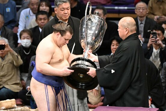 優勝し八角理事長から賜杯を受け取る安青錦