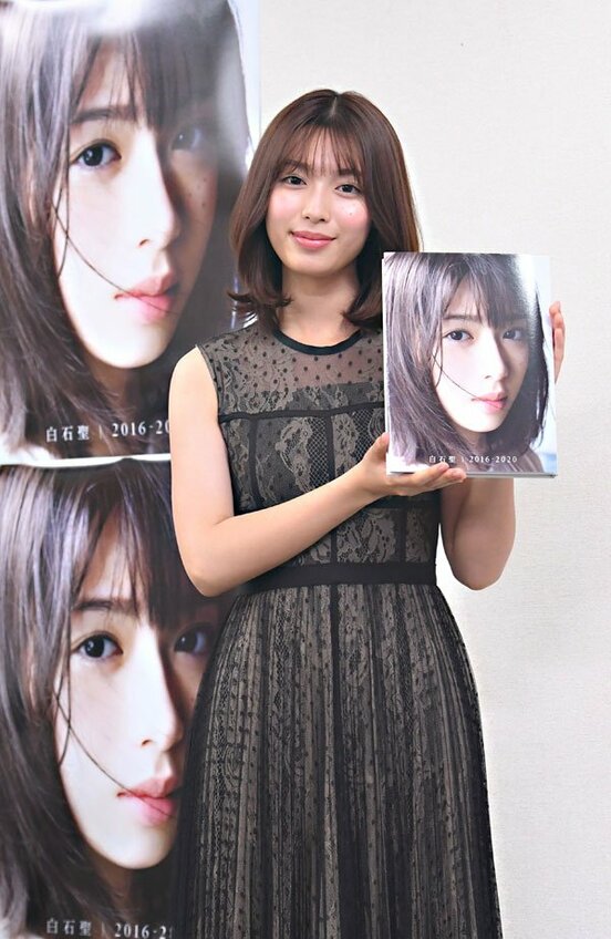 写真集をアピールする白石聖