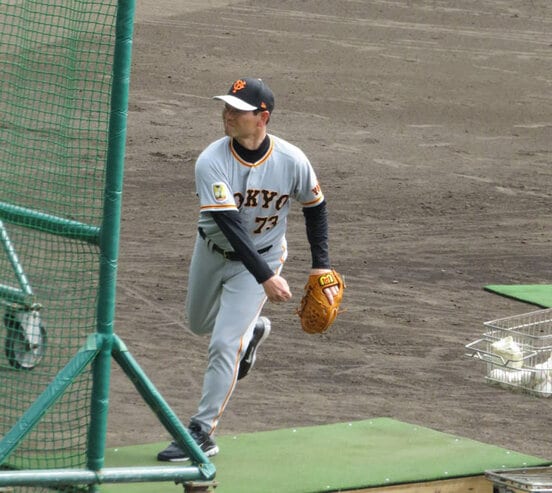  特打で打撃投手を務めた桑田真澄投手チーフコーチ補佐