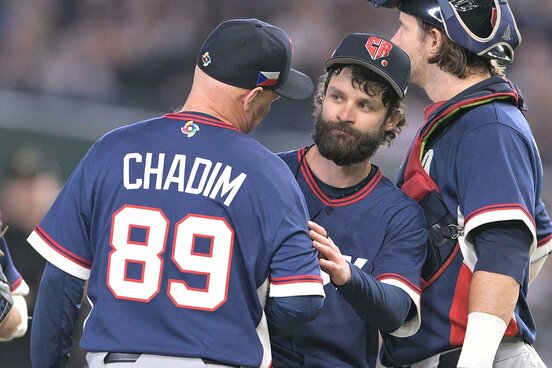 ５回にマウンドを降りる際、ハジム監督(左)に声を掛けられるチェコ代表のサトリア