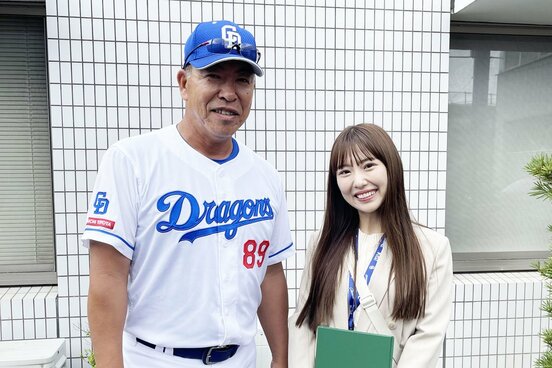 熊崎晴香(右)に熱い思いを語った中日・井上二軍監督