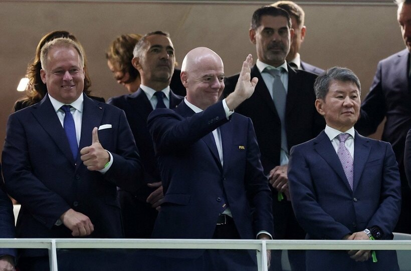 韓国サッカー協会の鄭夢奎会長（前列右＝ロイター）