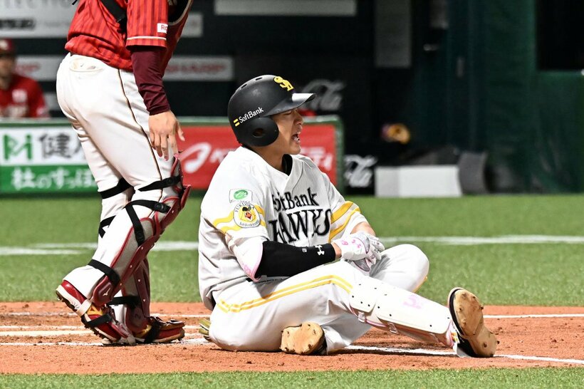 １日の楽天戦で死球を受けたソフトバンク・柳田悠岐