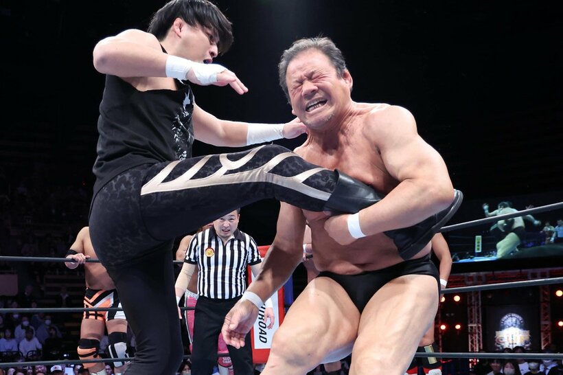 成田蓮（左）にドラゴンスクリューを決める藤波辰爾