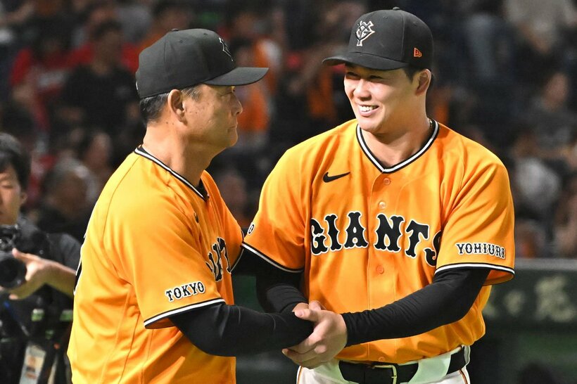 試合後、プロ初勝利の代木大和(右)と握手する巨人・橋上監督代行