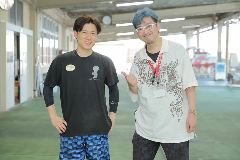浜先真範（左）と宮崎経督記者