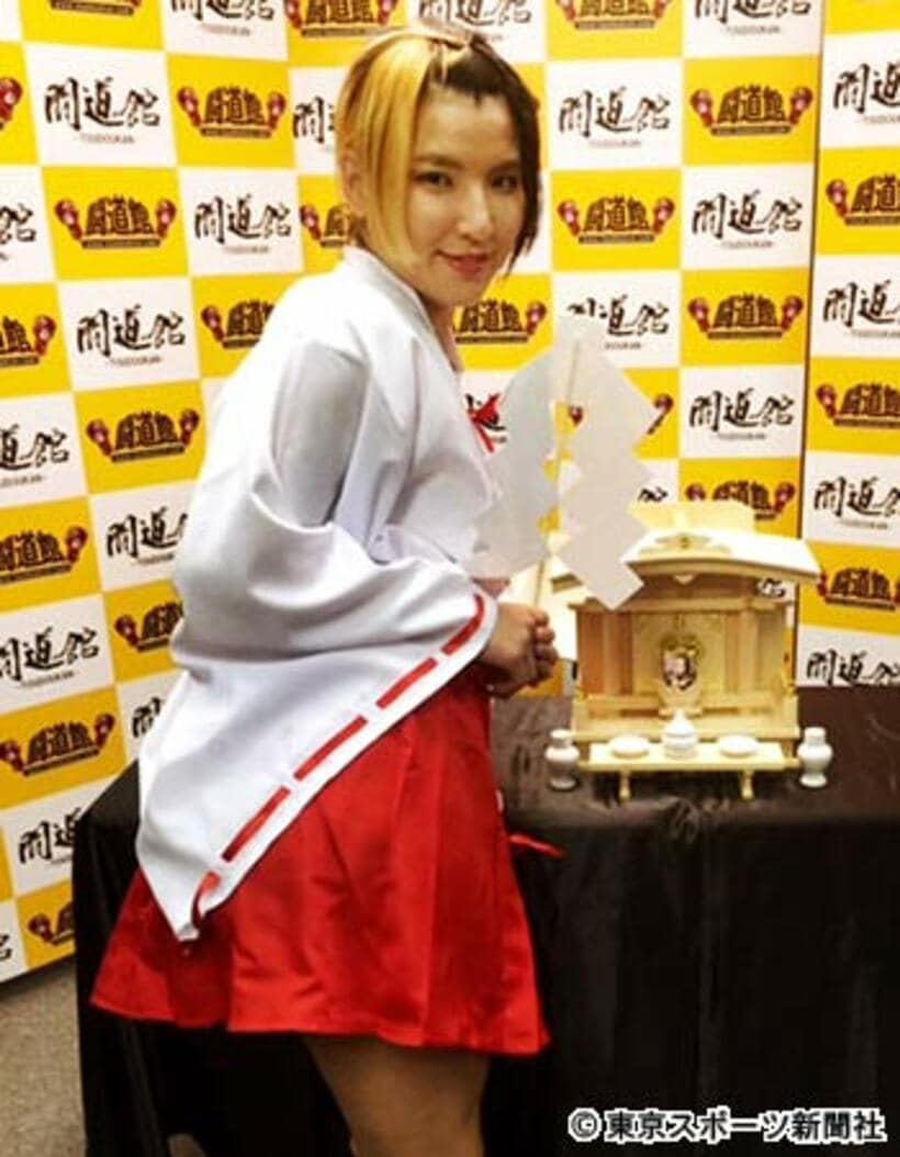  志田は巫女のコスプレで自主興行開催を発表した
