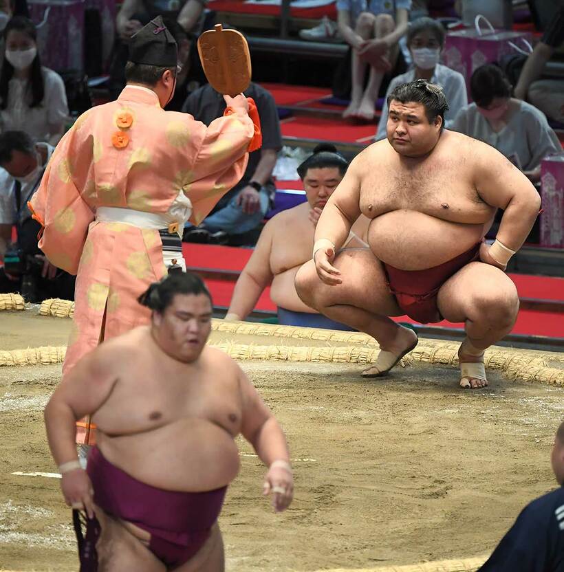  御嶽海を破り４勝目を挙げた高安