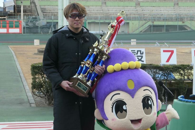 優勝した佐々木悠葵を奈良けいりん公式マスコット飛天ちゃんが祝福